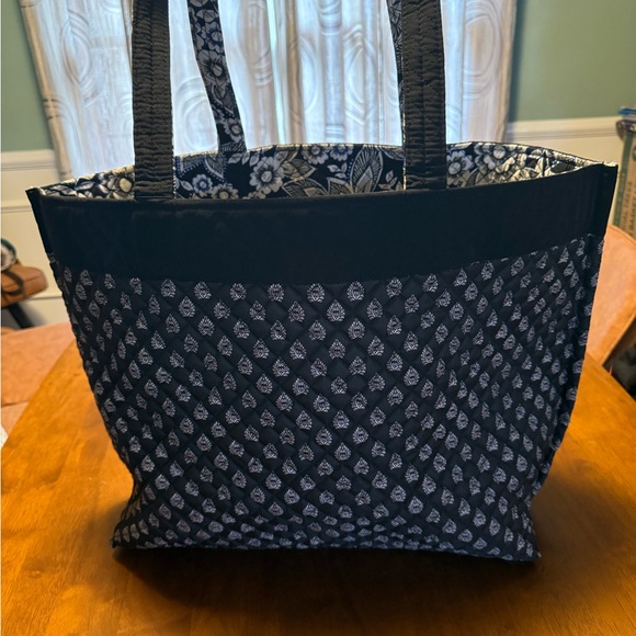 NWT Vera Bradley Grand Extra Large Iconic Reversible Tote in Snow Lotus Pattern - Picture 5 of 8